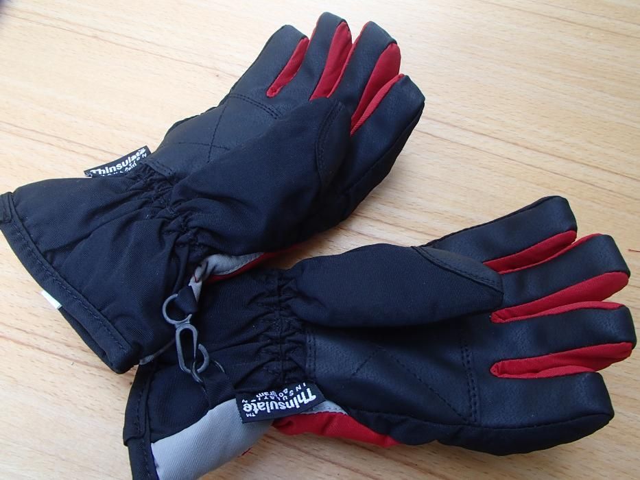 Продавам детски топли водоустойчиви ръкавици с пръсти и гумирани откъм