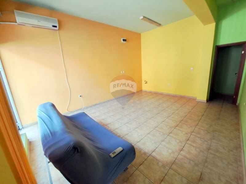 Дава се под наем Офис в Варна, Колхозен пазар - 40 кв.м за 204 € - Снимка #1