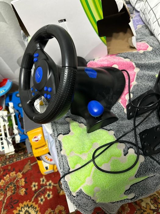 Игровой руль с педалями