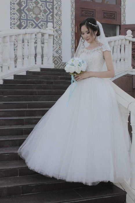 Красивое пышное свадебное платье со стразами Swarovski