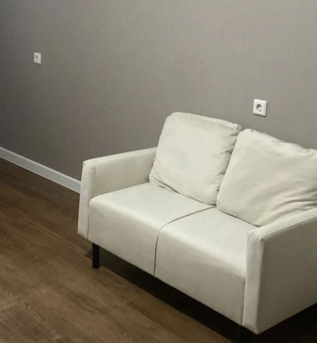 Диван с 2 подушками