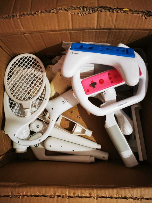 Vând 2 console Wii (alb și negru) + accesorii + jocuri integral (1200 de lei) sau separat (50-500 de lei)