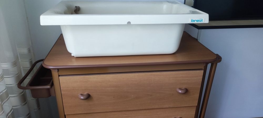 Dulap pentru bebeluși cu cadită .
