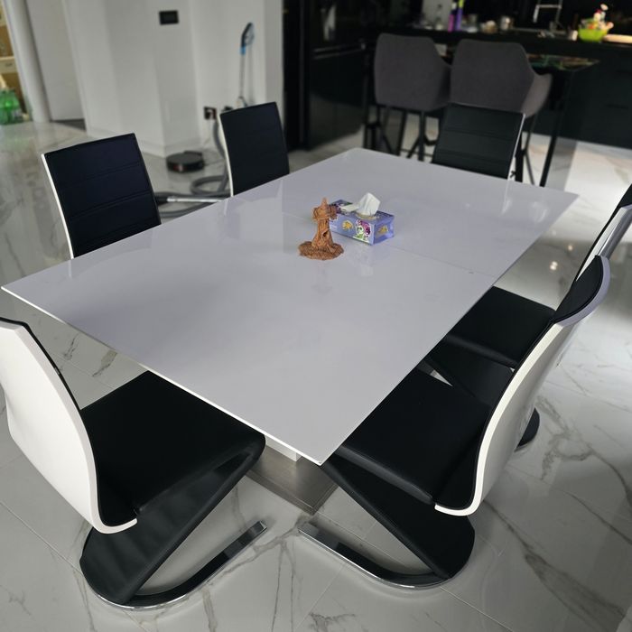 Vând masa dinning extensibila maxim 12 persoane si 6 scaune  alb negru