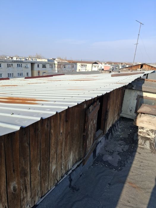 Donez acoperiș  cu următoarele  componente :
Căpriori, Scândură si Tab