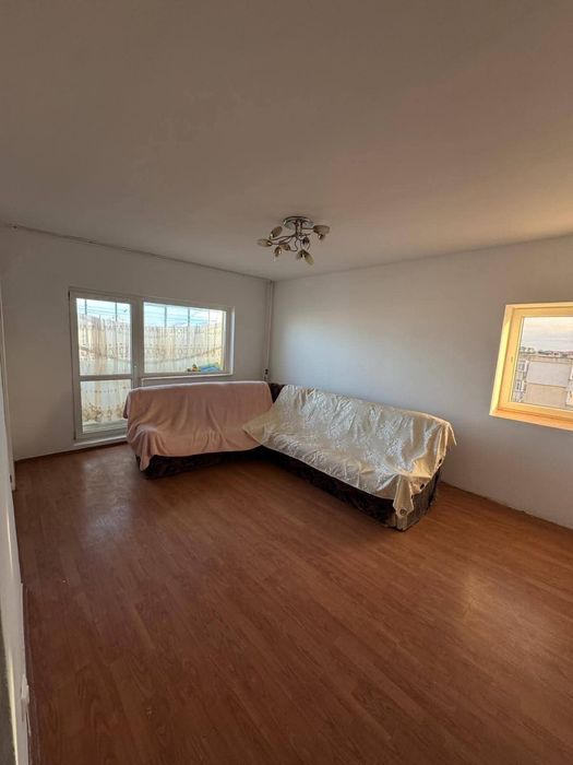 Vând apartament cu 4 camere, 2 băi, bucătarie , living si balcon