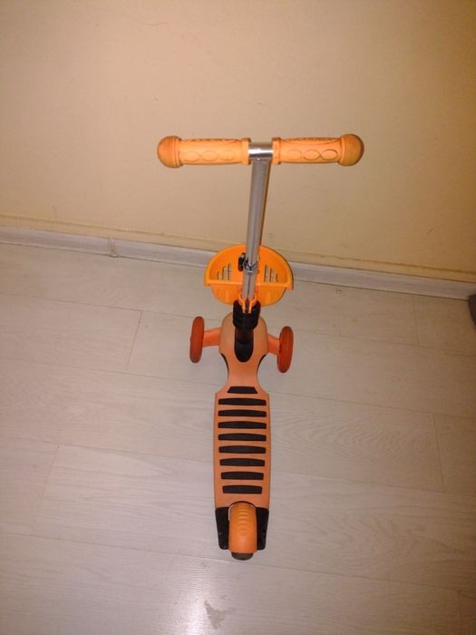 Детска тротинетка със светещи предни колела