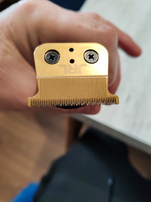 Vând mașină de tuns contur JRL FreshFade 2020T Trimmer Gold cu încărcător și stand de încărcare inclus!