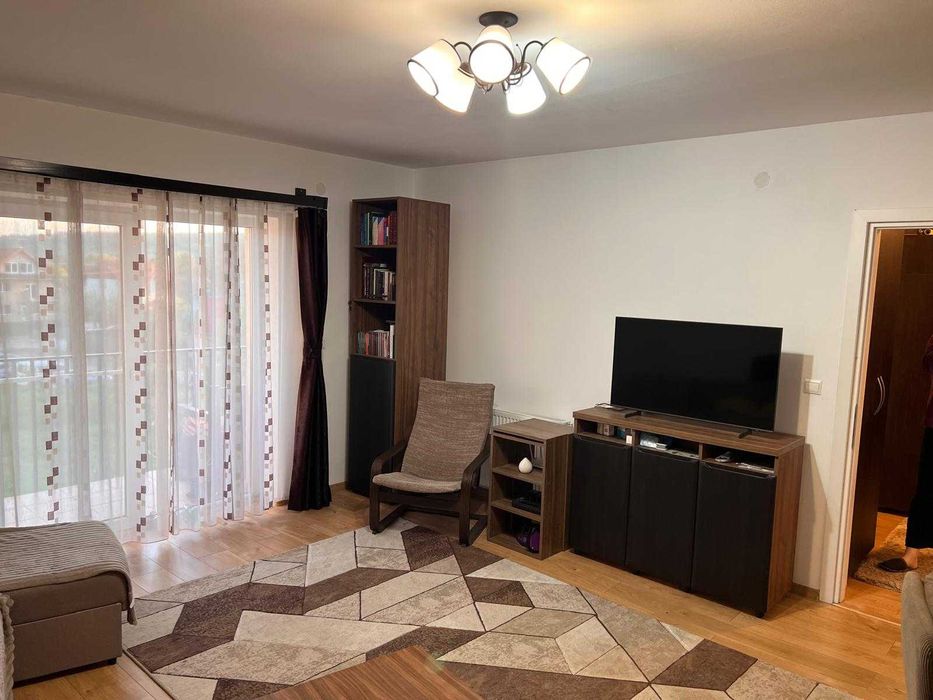 Apartament 3 camere + parcare proprie in curte