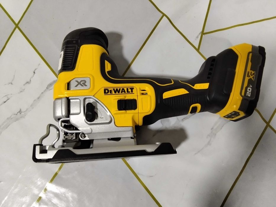 Лобзик DeWalt DCF335