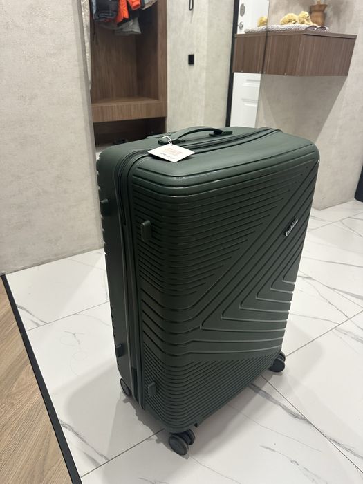 Продам новый чемодан