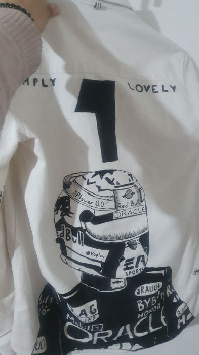 Kiyimlar ustida rasm chizish.