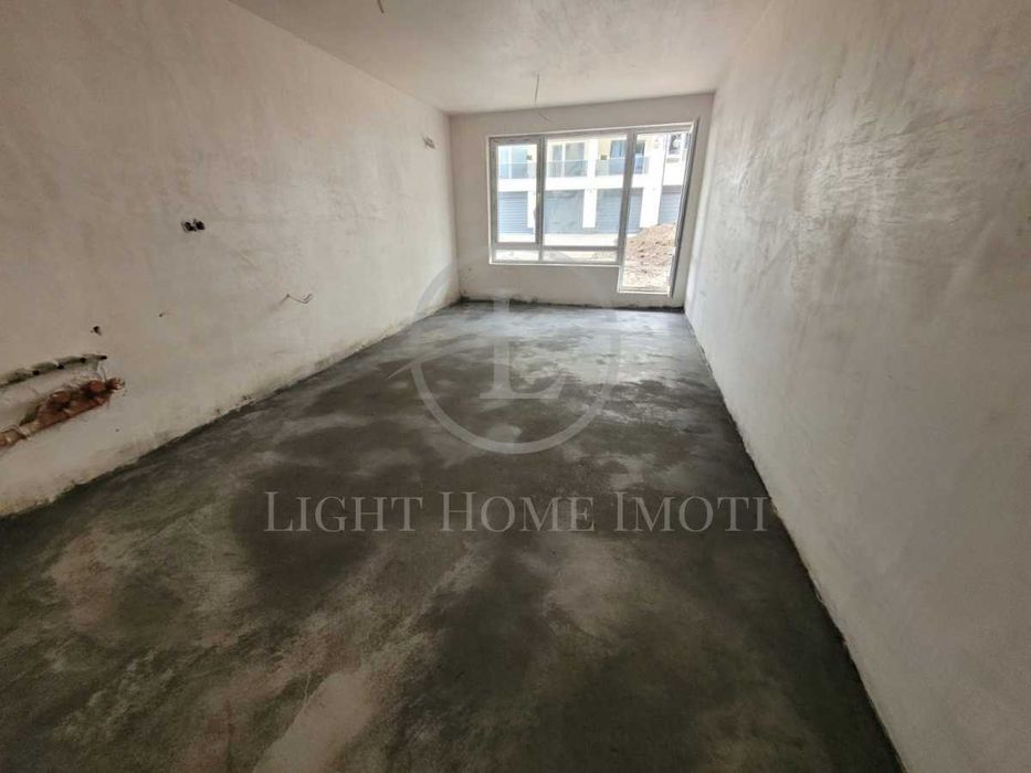 Реф. 2725 Тристаен Просторен Апартамент с Двор