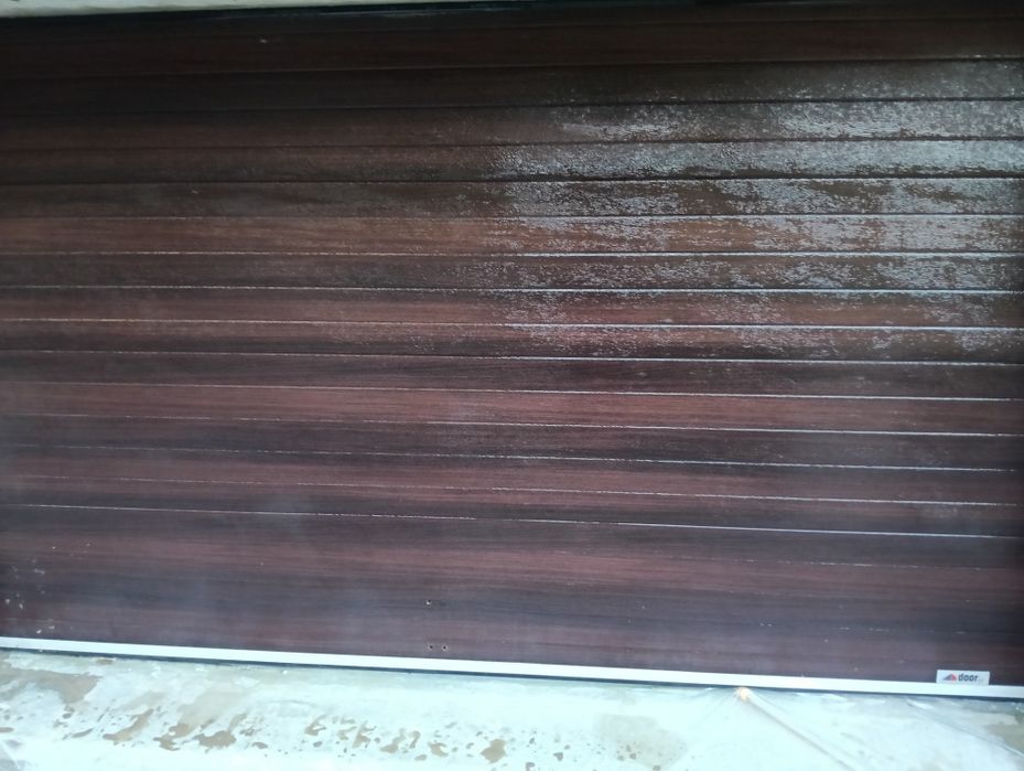 Vând poarta garaj automatizată.