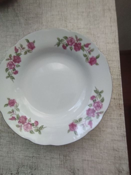 Продаются глубокие тарелки