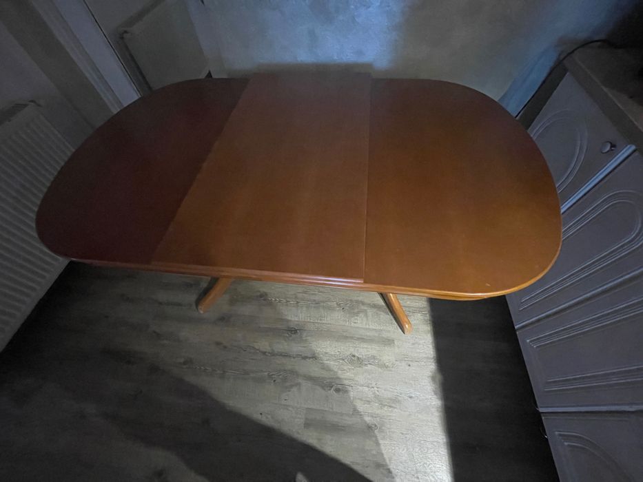Vand masa extensibilă până la 8 persoane.