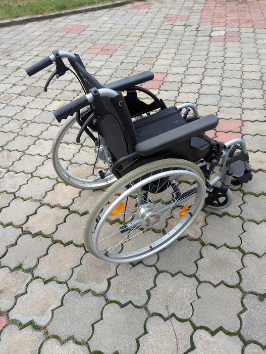 scaun  pliabil cu roti  pentru persoane  cu handicap