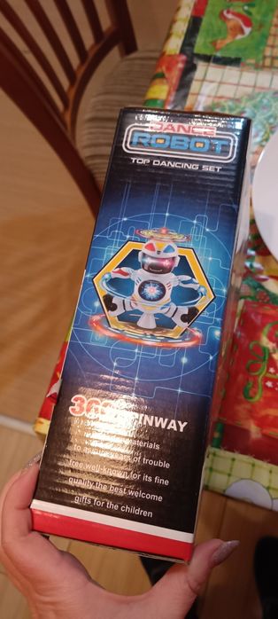 Въртящ се робот и пеещ