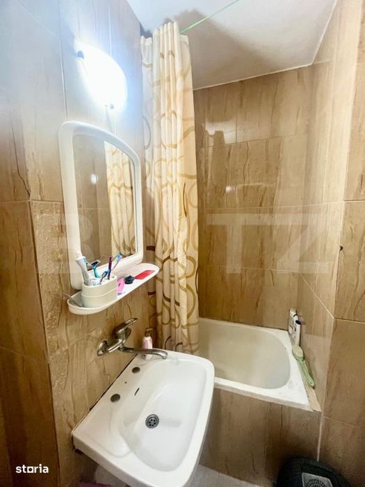Apartament 2 camere, semidecomandat, mobilat, cu loc de parcare zona -
