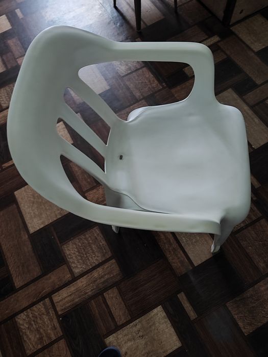 Продаются стулья пластиковые 8 штук