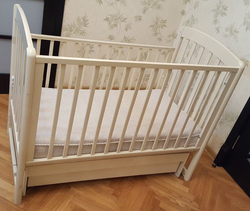 Детская кровать с игрушками