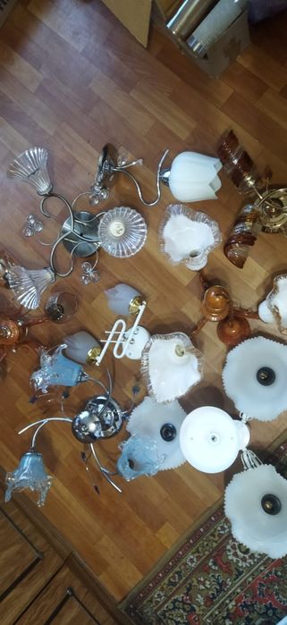Продам люстры и светильники