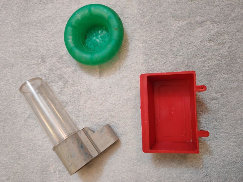 Поилки, хранилки и др за пойни птици, зоо магазини.