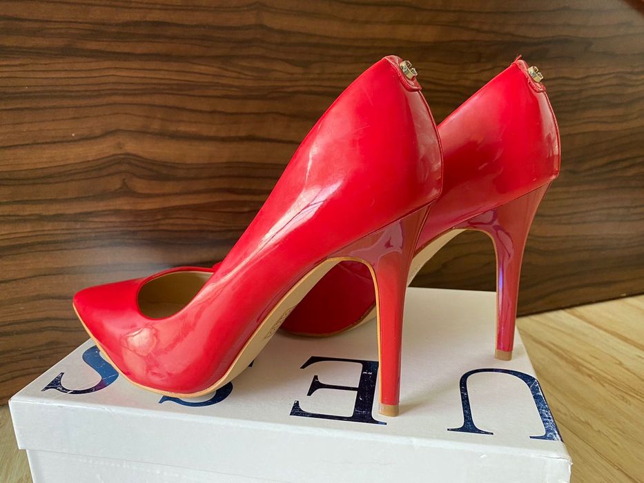 Нови оригинални обувки Guess