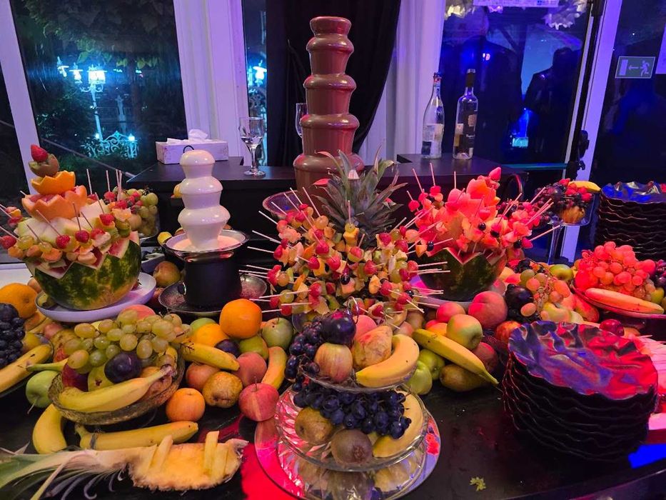 Fantana de ciocolata si bar fructe evenimente