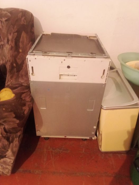 Продам срочно посудомоичная машина