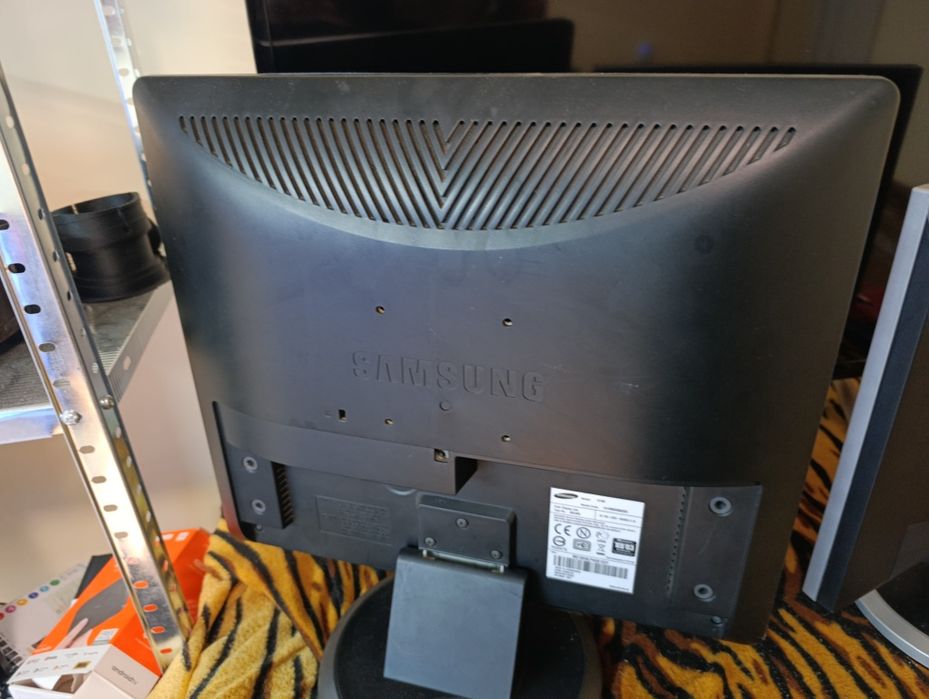 Монитори  3 бр. samsung и acer