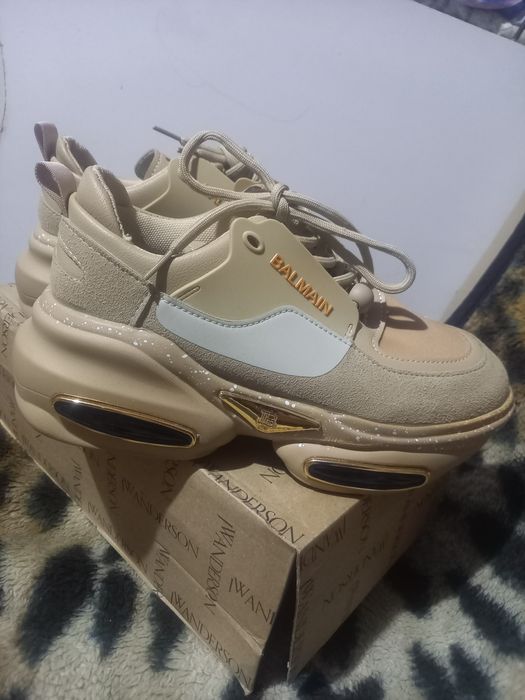 Новые кроссовки разные