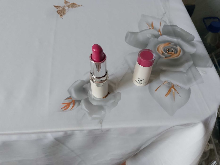 Помада красная новая