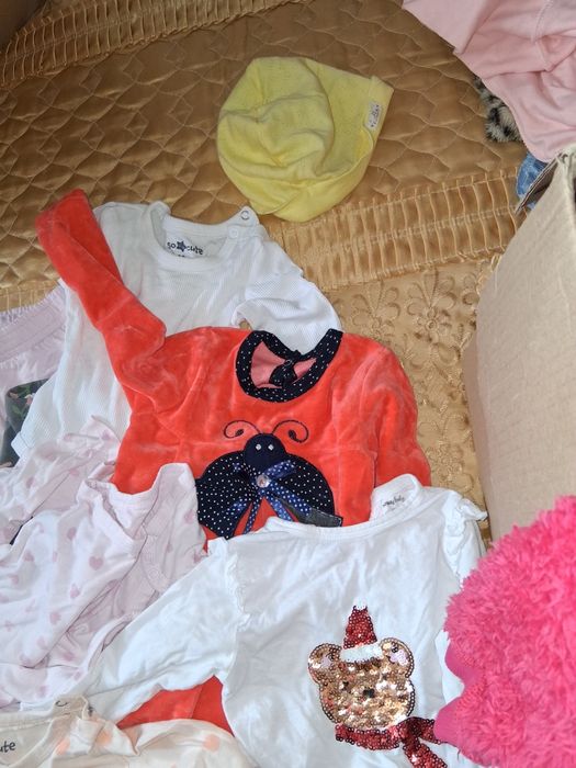 Cutie cu haine bebe fetita marimea 74 80