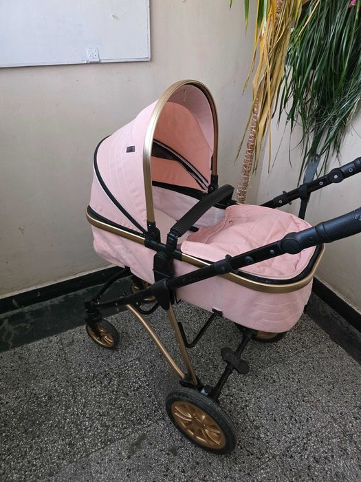 Продават се в много добро състояние количка.люлка и кошара. Само лично предаване за Бургас