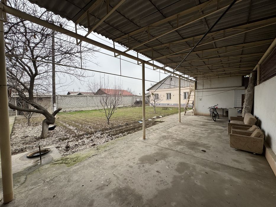 Дом в хорошем состояний. Находится в Янгибазаре