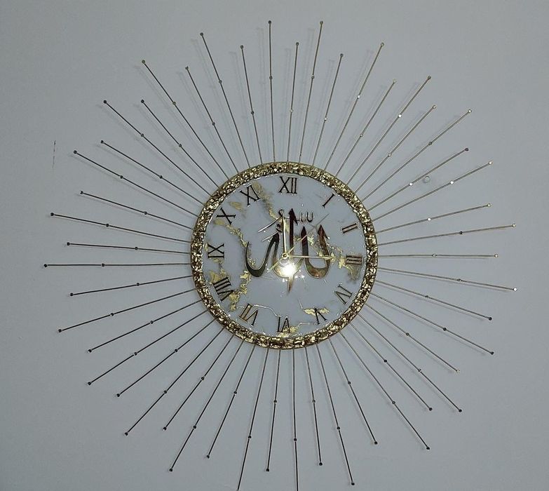 Часы с лучами в золоте