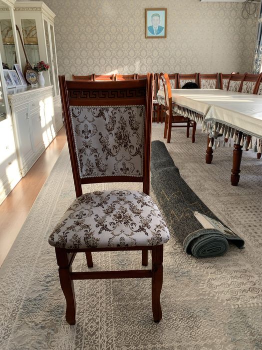 5 м. стол және 26 орындығымен сатылады.