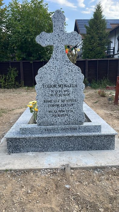 Executam placari monumente funerare