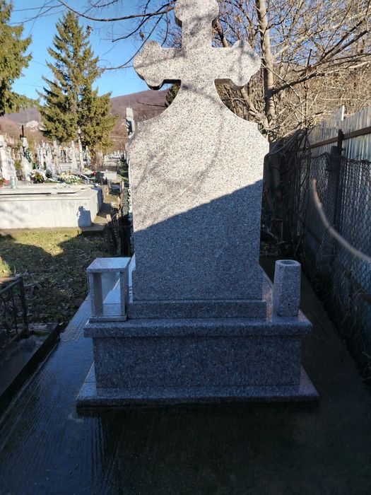 De vânzare criptă cu două locuri, cimitirul Borzogheanu, Piatra-Neamt
