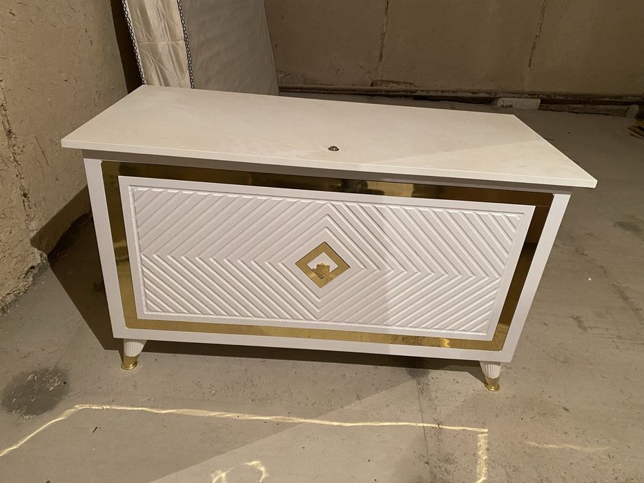 Сандык белого цвета