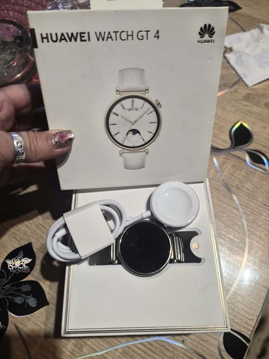 Часовник Huawei watch 4