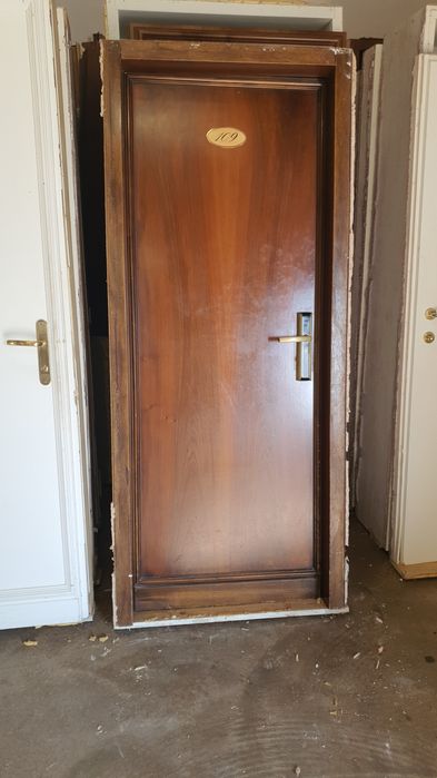 Uși lemn masiv(camera și bai]