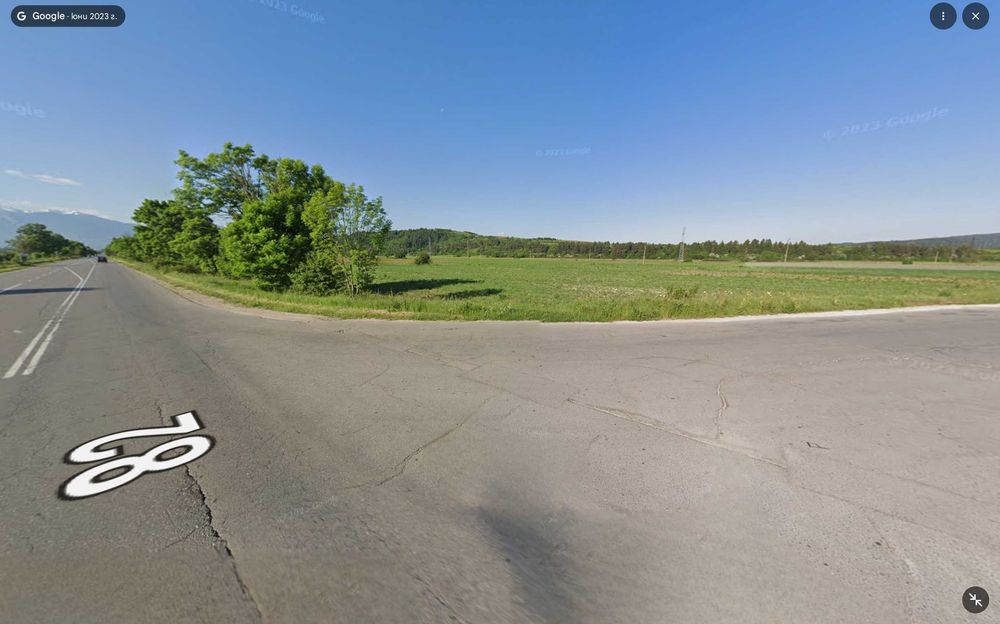 Парцел, разположен на главен път I-82 София – Самоков – Боровец.
