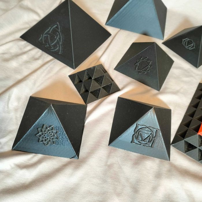 Set 15 piramide energetice proportii Keops Giza cu efect de amplificator energie, diferite mandale energetice