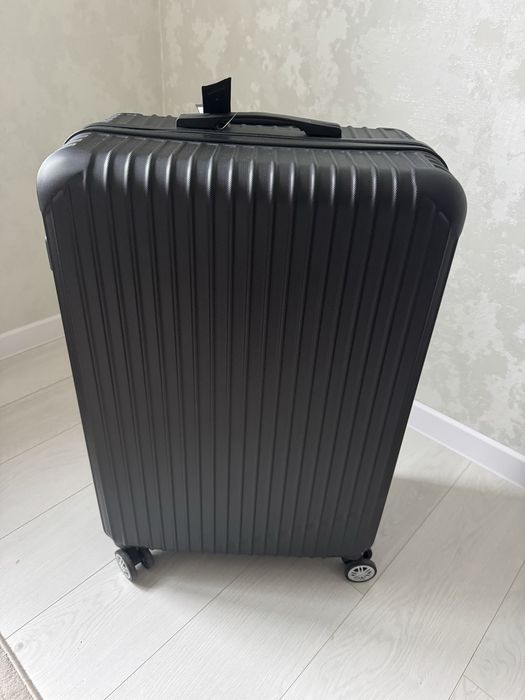 Продам новый чемодан