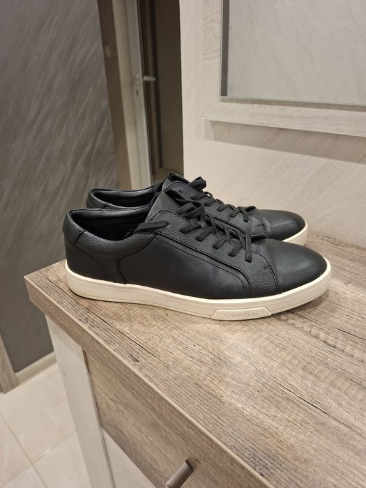 Продавам кецове  Calvin Klein