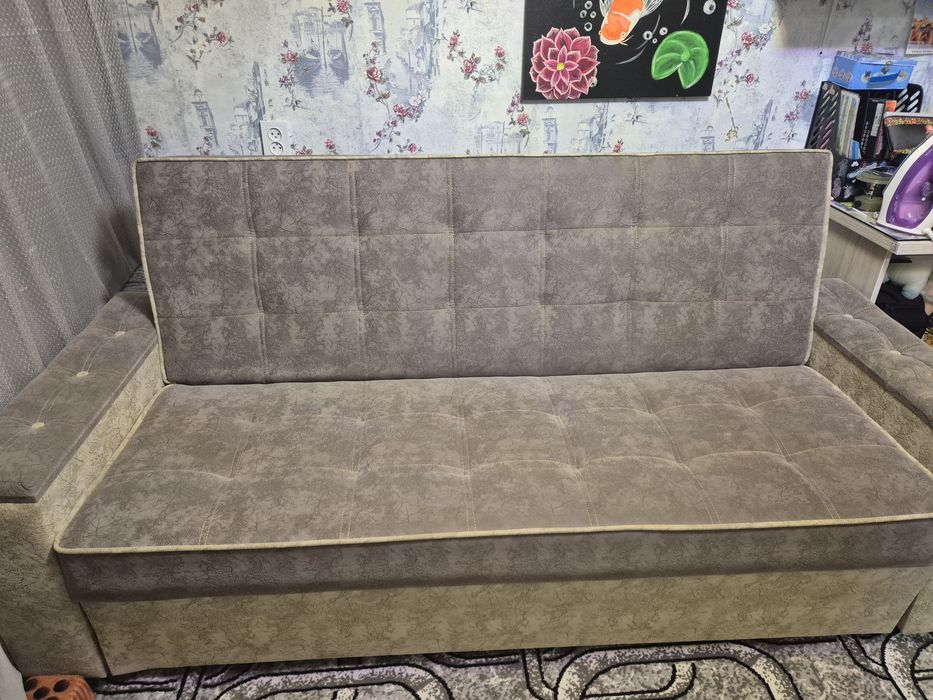 Диван продаётся. Кошек в доме не и собак тоже.