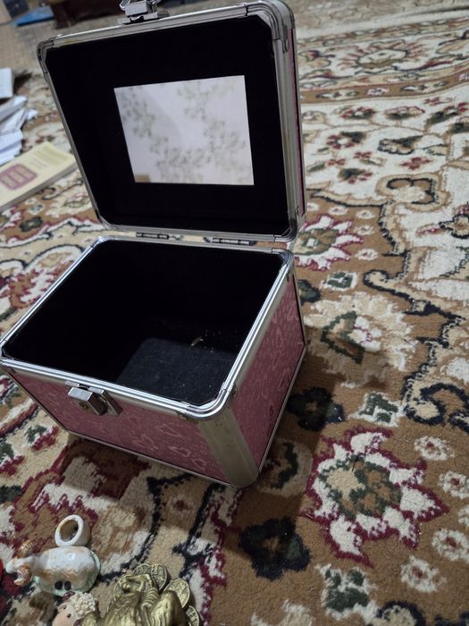 Шкатулка с сувенирами