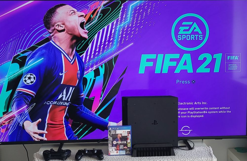 PS4 Pro 1TB – Пълен комплект с 2 джойстика